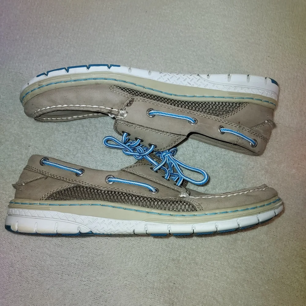 Sperry Topsider Tan Deck Shoe with Blue Laces size 10